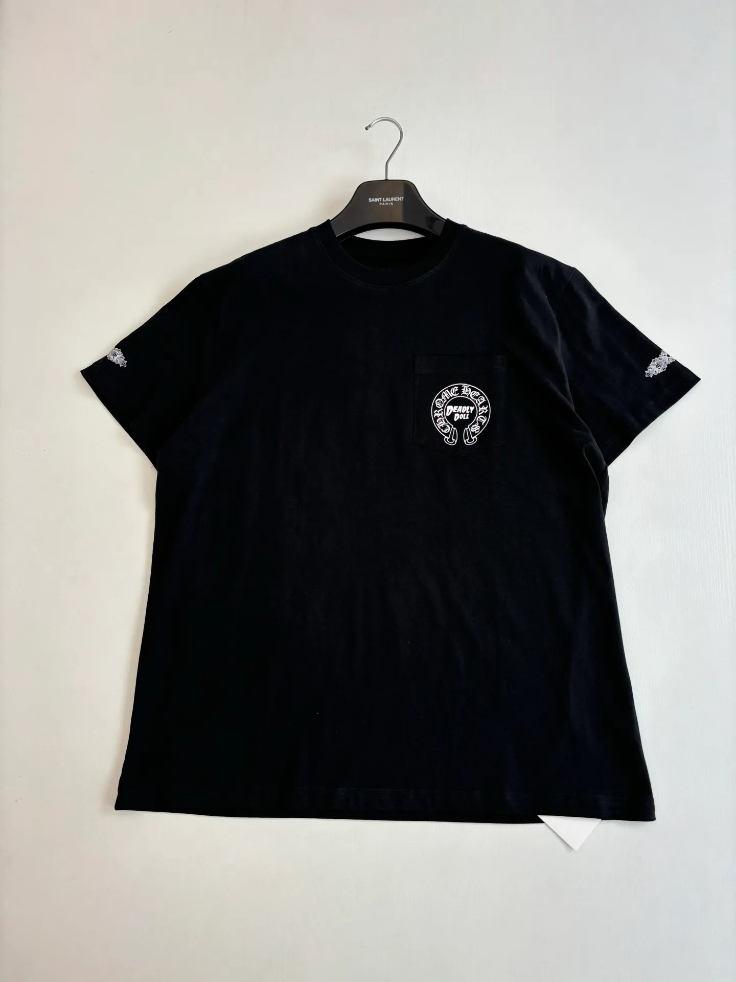 Chrome Heart Ch T ， 、 、 ， ， ， 。 Black White ， ， 、 ， “ ” 。 Size：S/M/L